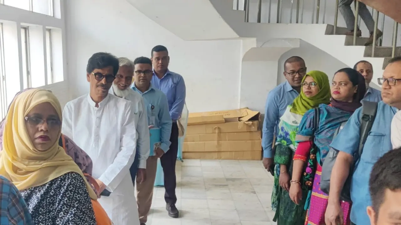 লিফটের লাইনে দাঁড়িয়ে মৎস্য ও প্রাণিসম্পদ এবং কৃষিমন্ত্রী মোহাম্মদ আমিন উর রশিদ