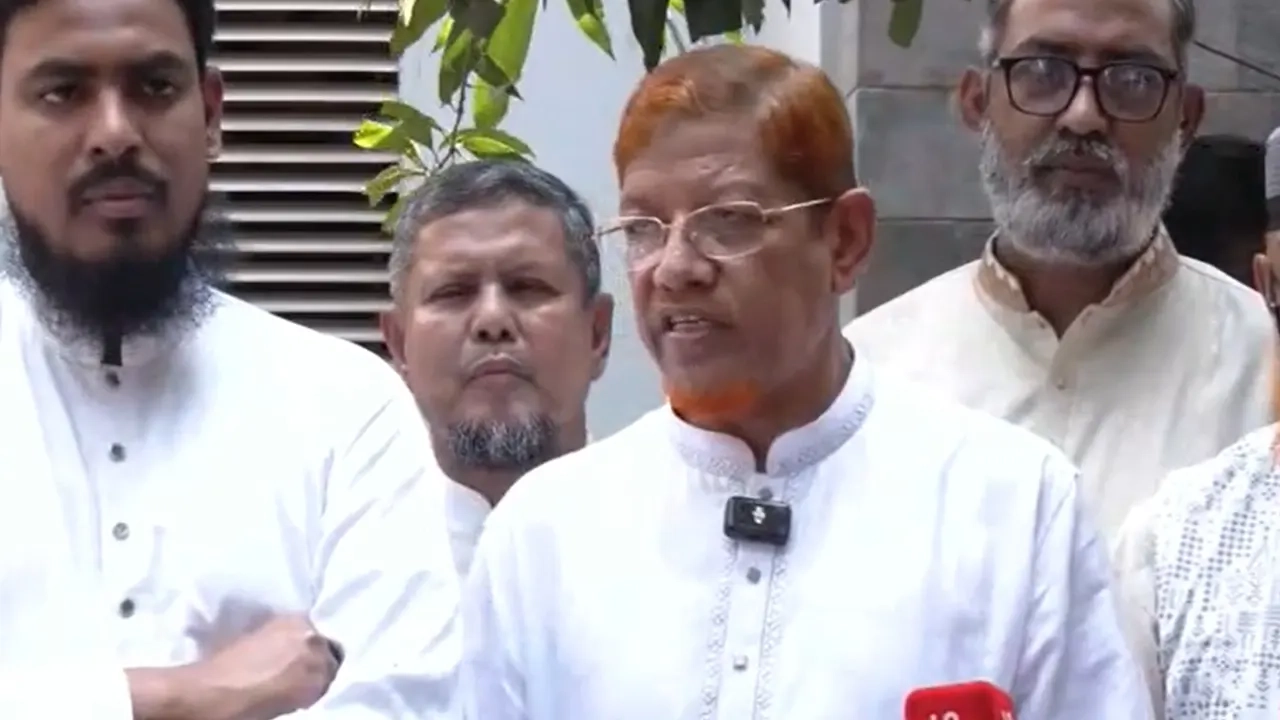 বৈঠক শেষে সাংবাদিকদের সঙ্গে আলাপ করেন ১১ দলীয় ঐক্যের সমন্বয়ক হামিদুর রহমান আযাদ।। ছবি: সংগৃহীত