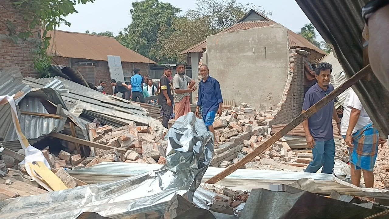 দেবিদ্বার উপজেলায় একটি খাবার হোটেলের দেয়াল ধস