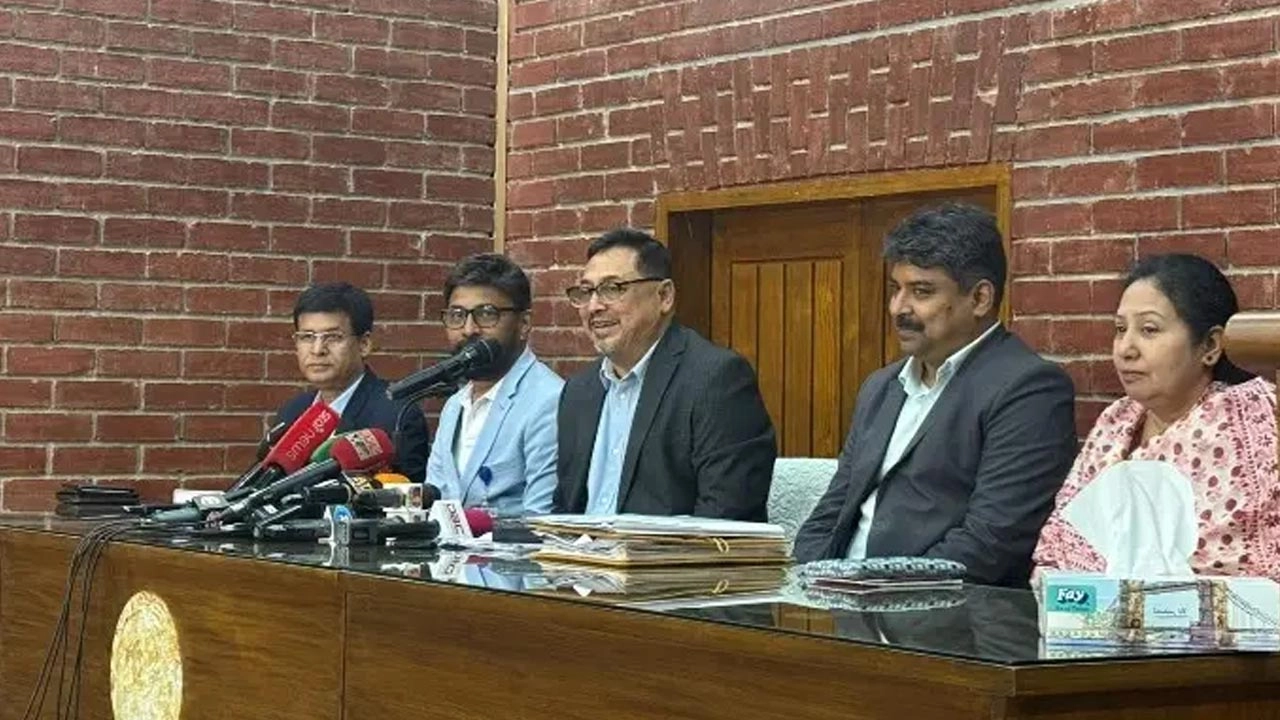 মন্ত্রিসভার বৈঠক শেষে সাংবাদিকদের সঙ্গে কথা বলছেন মন্ত্রিপরিষদ সচিব নাসিমুল গনি।