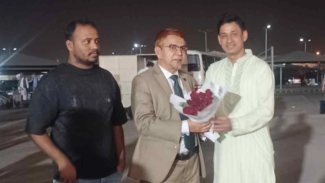 বিমানবন্দরে পৌঁছালে এনপিবি নিউজের সম্পাদক মোহাম্মদ আল হাদীকে ফুলেল শুভেচ্ছা জানান এনপিবি নিউজের সৌদি আরব প্রতিনিধি মোহাম্মদ কামাল উদ্দিন