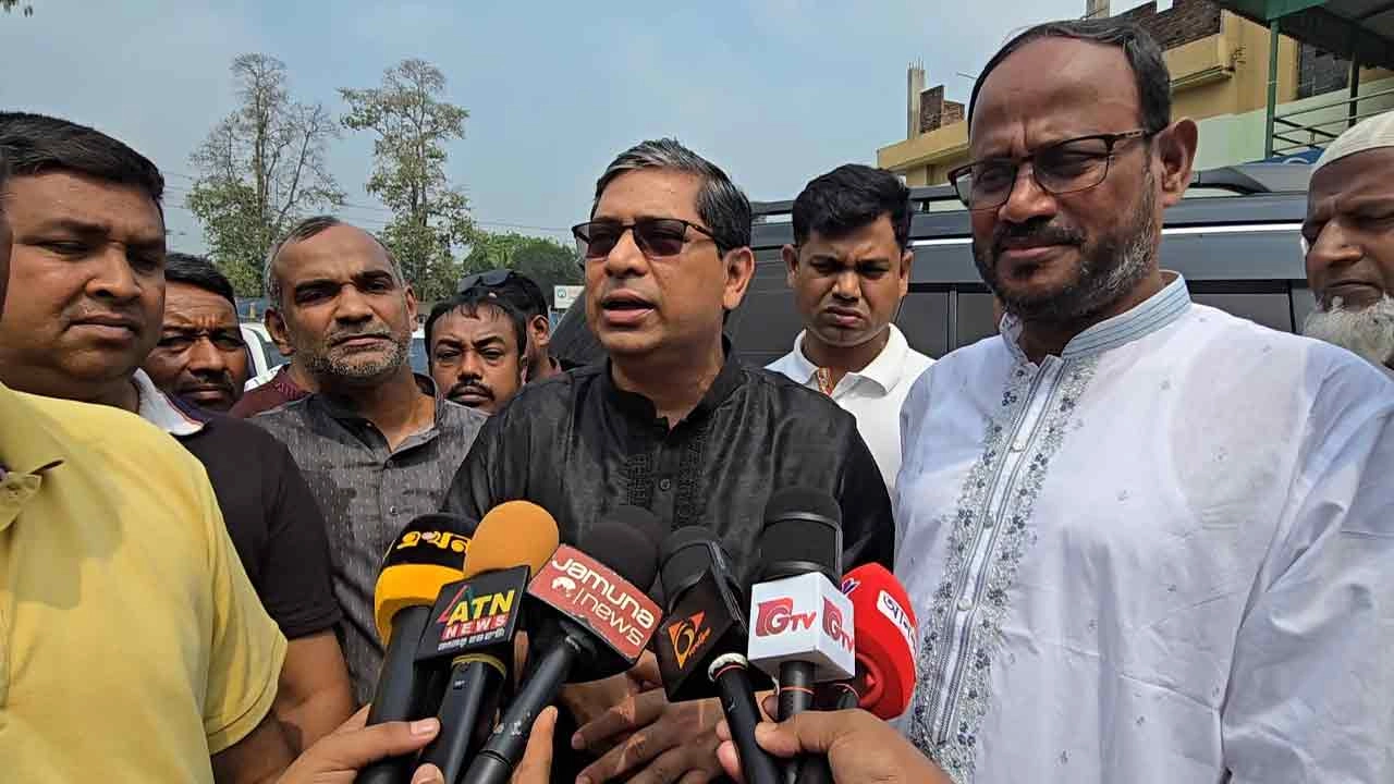 সাংবাদিকদের উদ্দেশে কথা বলেন স্থানীয় সরকার প্রতিমন্ত্রী মীর শাহে আলম
