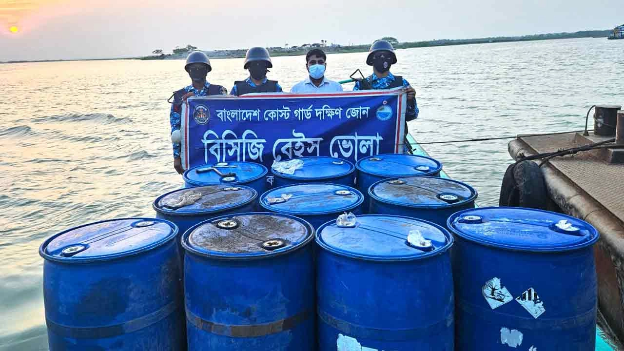 অবৈধ জ্বালানি তেলসহ দুই চোরাকারবারিকে আটক করেছে কোস্ট গার্ড