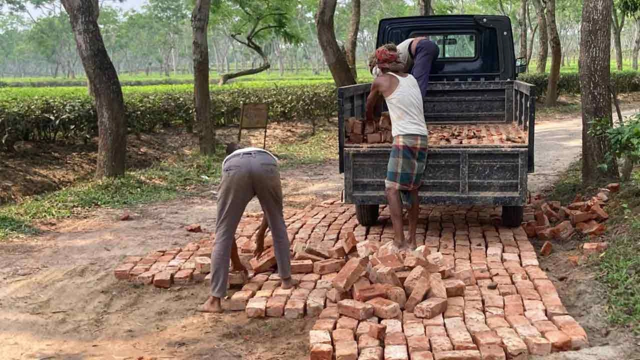 বেহাল হয়ে পড়া সড়কের বাস্তব চিত্র যা এখন তড়িঘড়ি করে জোড়াতালি দিয়ে সংস্কার করা হচ্ছে