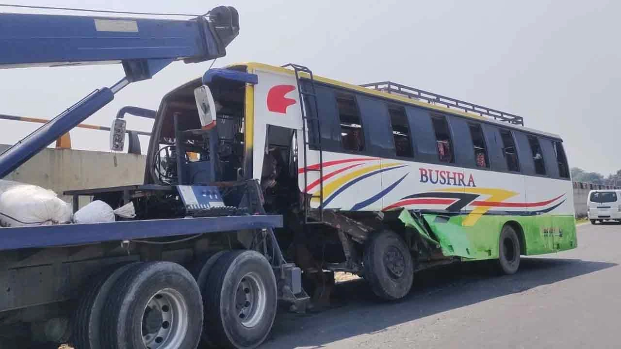 সিরাজগঞ্জে দুর্ঘটনাগ্রস্ত বাস