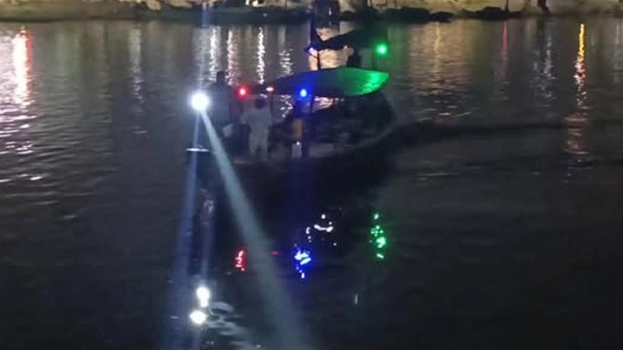 ঢাকার বুড়িগঙ্গা নদীতে ট্রলারের ধাক্কায় নৌকাডুবি