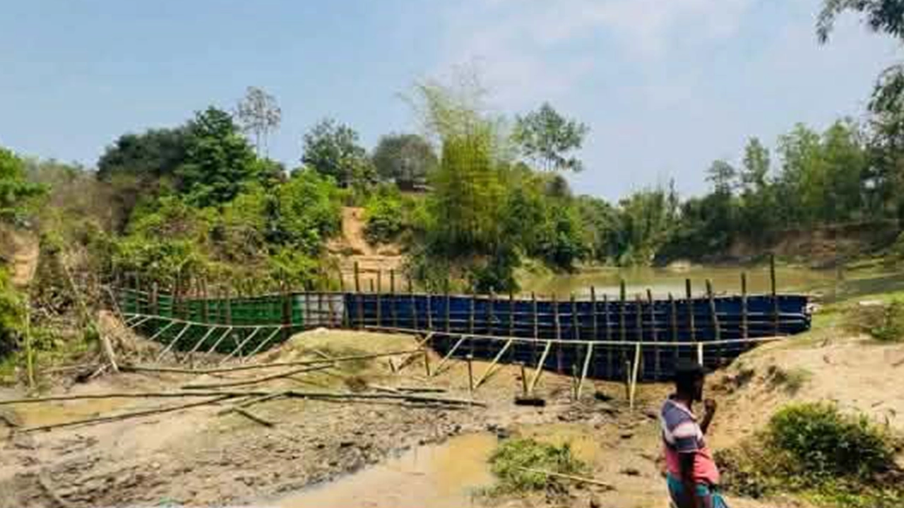 হালদায় বাঁধ দিয়ে মাছ শিকারের চেষ্টা