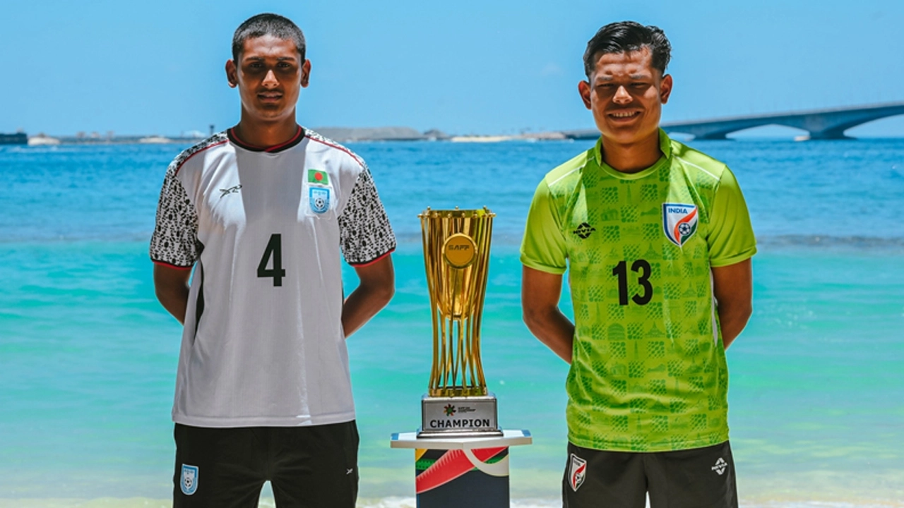 শিরোপাসহ দু’দলের অধিনায়ক ।। ছবি: সংগৃহীত