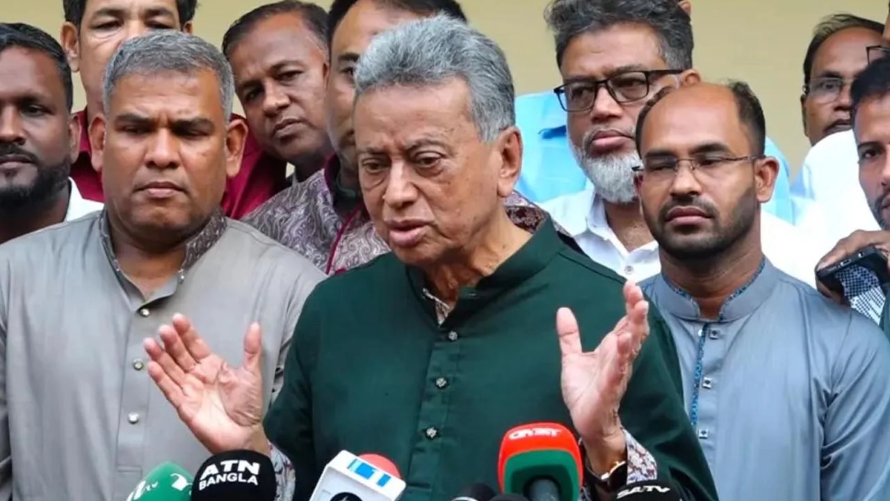 সাংবাদিকদের ব্রিফিংকালে কথা বলছেন অর্থ ও পরিকল্পনা মন্ত্রী আমির খসরু মাহমুদ চৌধুরী।