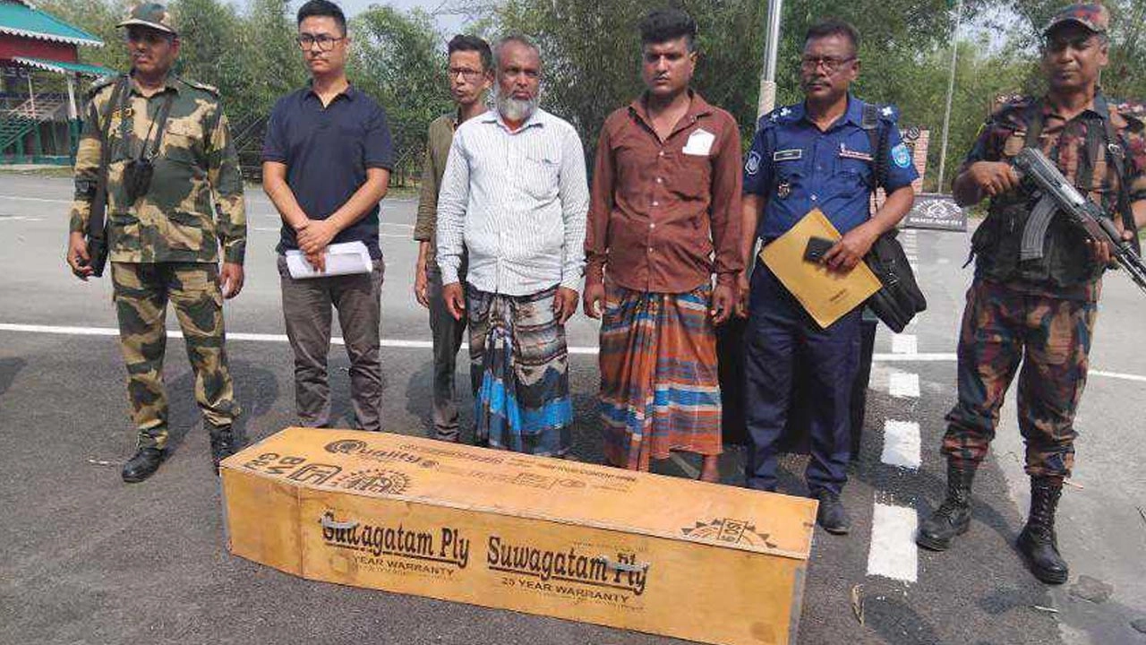 বাংলাবান্ধা ইমিগ্রেশন চেকপোস্ট দিয়ে মরদেহ স্বজনদের কাছে হস্তান্তর করা হয়েছে।