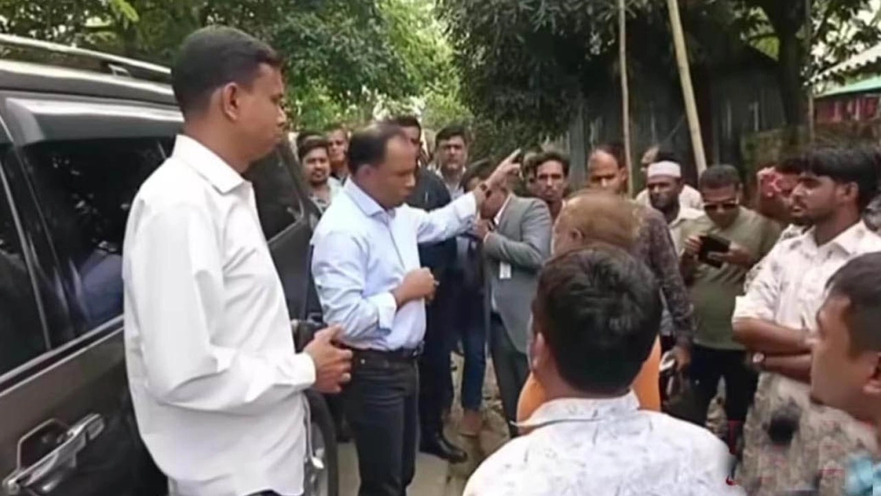 সংসদ সদস্য ব্যারিস্টার কায়সার কামালকে অভ্যর্থনা জানাতে শিক্ষার্থীদের রাস্তায় দাঁড় করিয়ে রাখায় ক্ষোভ প্রকাশ করেছেন তিনি।