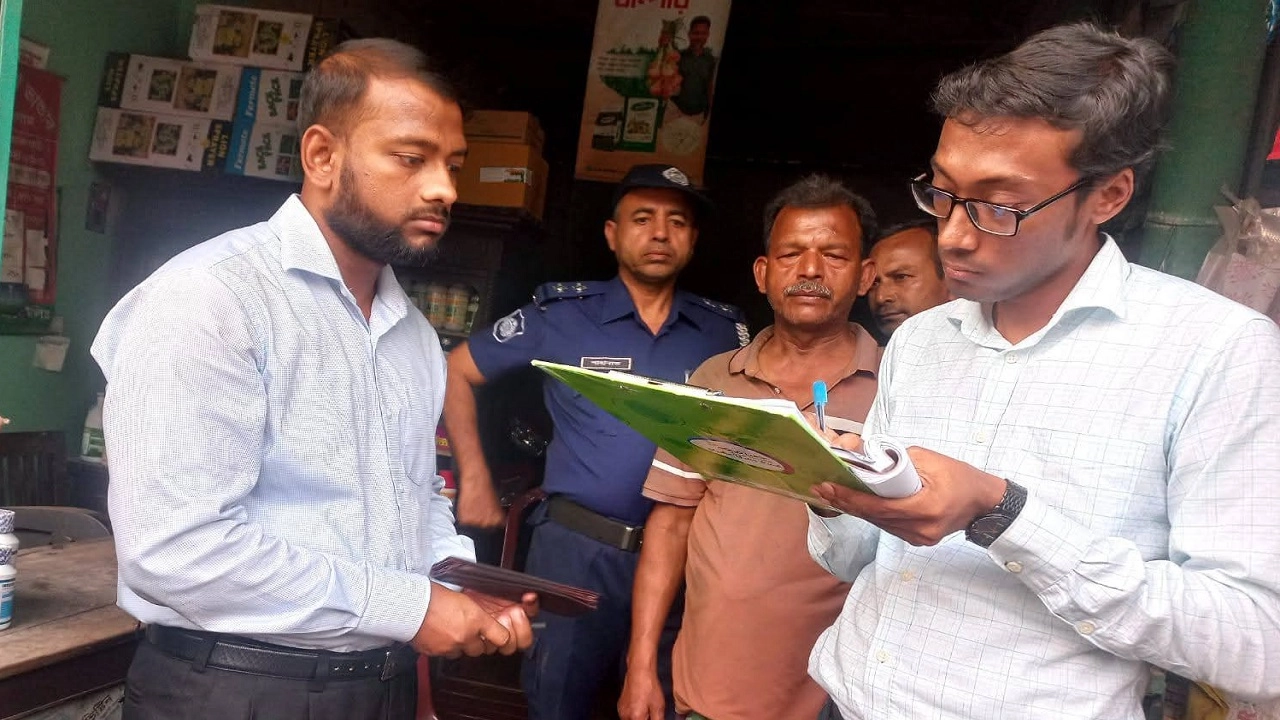 কালুখালীতে ২২ লিটার অকটেন জব্দ, দোকানদারকে জরিমানা