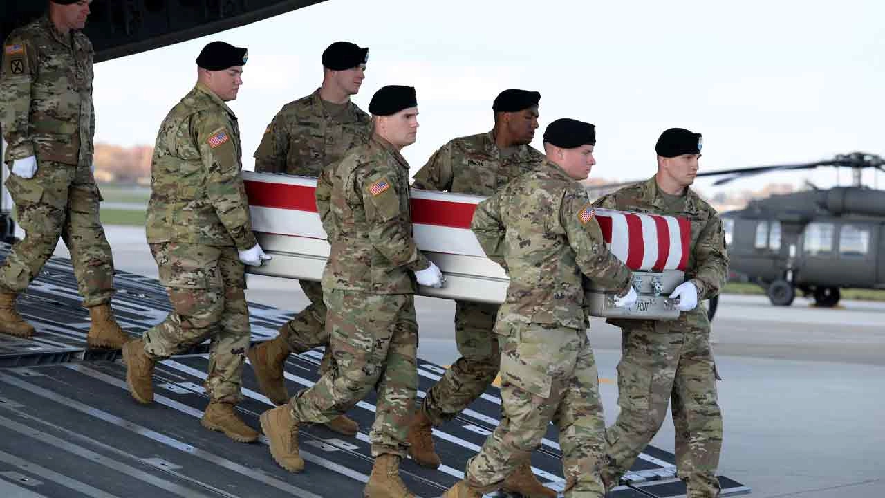 ইরান যুদ্ধে নিহত এক মার্কিন সেনার মরদেহ নিয়ে যাওয়া হচ্ছে।