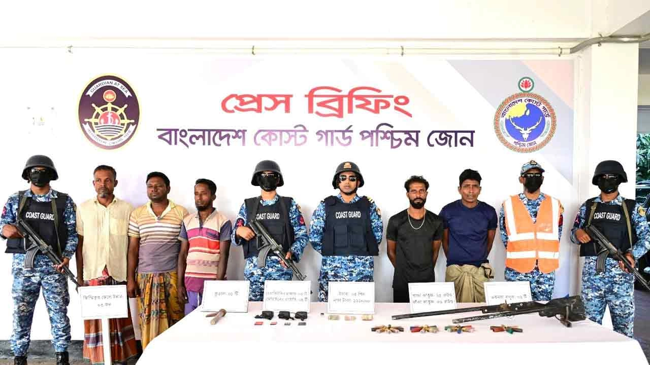 সুন্দরবনে কোস্ট গার্ডের অভিযানে অস্ত্র ও গুলিসহ বনদস্যু ছোট জাহাঙ্গীর বাহিনীর ২ সদস্য আটক