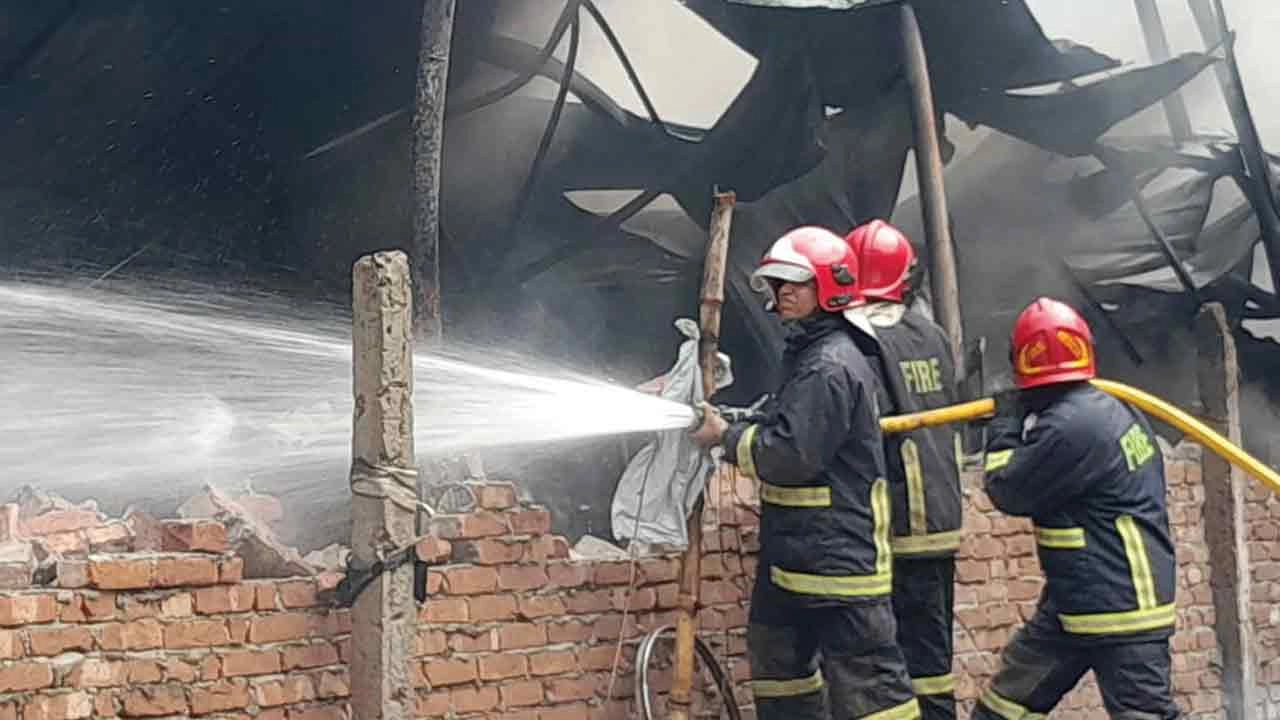 কদতলী এলাকায় একটি গ্যাসলাইট কারখানায় আগুন