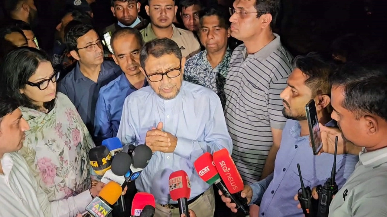 সাংবাদিকদের সঙ্গে কথা বলছেন স্বাস্থ্য ও পরিবার কল্যাণমন্ত্রী সরদার মো. সাখাওয়াত হোসেন