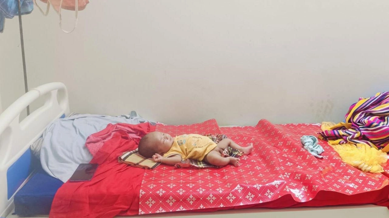 শিশুর শরীরে হাম রোগের লক্ষণ দেখা যাওয়া আইসোলেশনে রাখা হয়েছে।