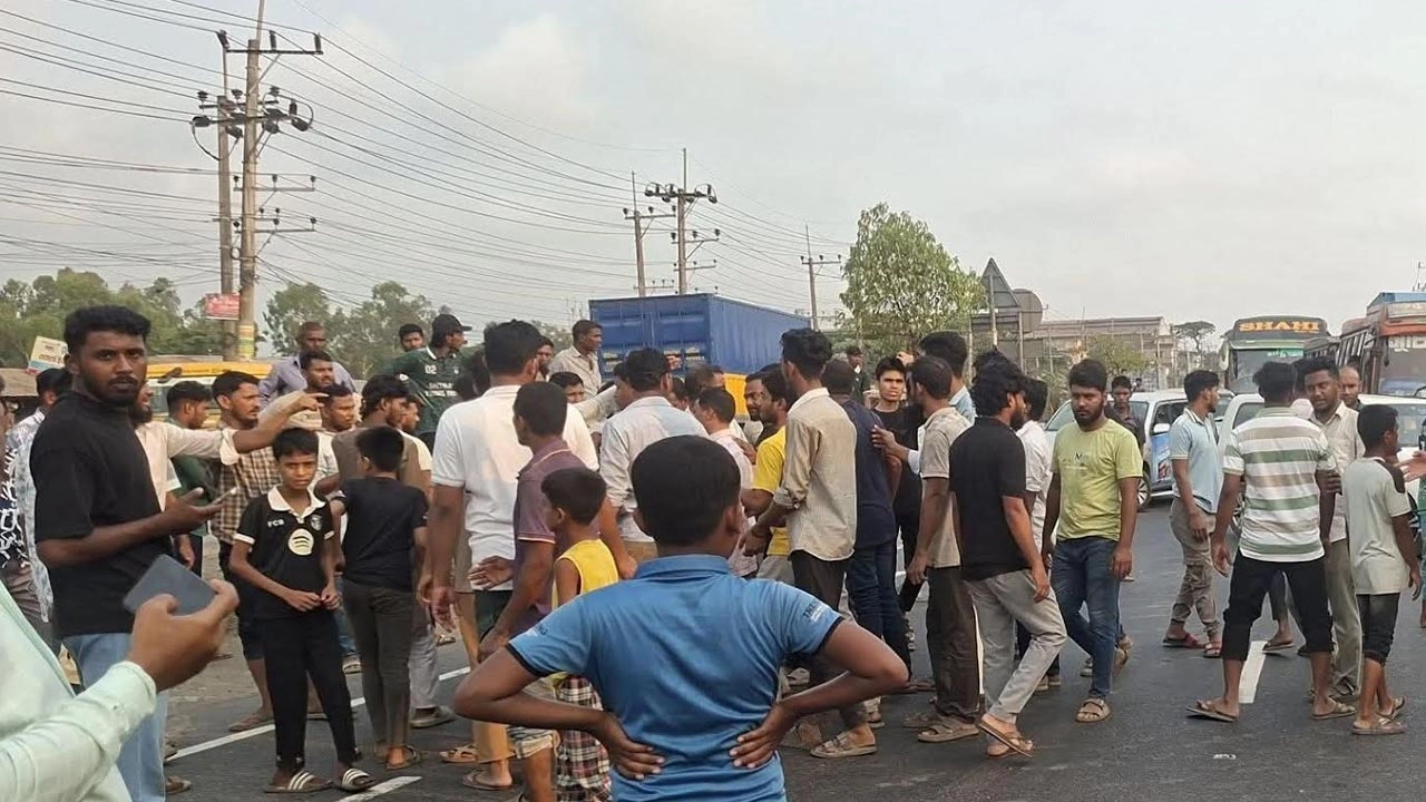 সংঘর্ষের প্রতিবাদে ক্ষুব্ধ স্থানীয়রা ঢাকা-চট্টগ্রাম মহাসড়ক অবরোধ করলে প্রায় আধা ঘণ্টা যান চলাচল সম্পূর্ণ বন্ধ থাকে।