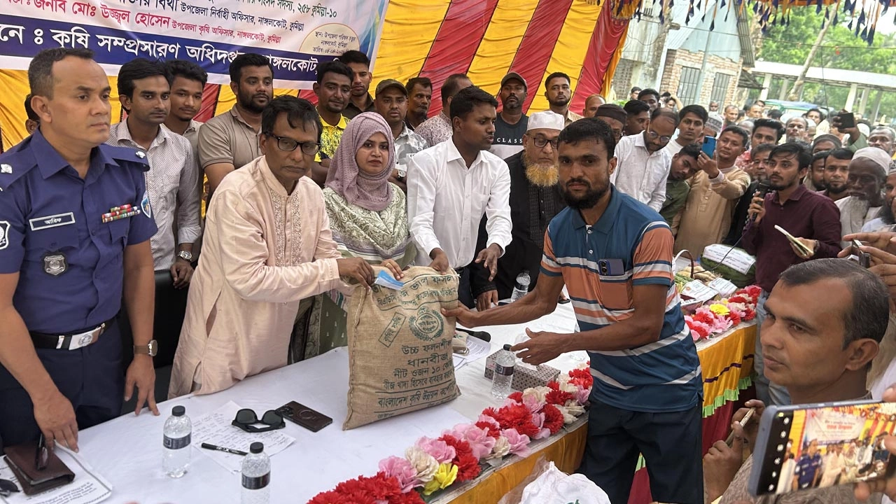 নাঙ্গলকোটে ১৬ হাজার কৃষকের মাঝে সার-বীজ বিতরণ