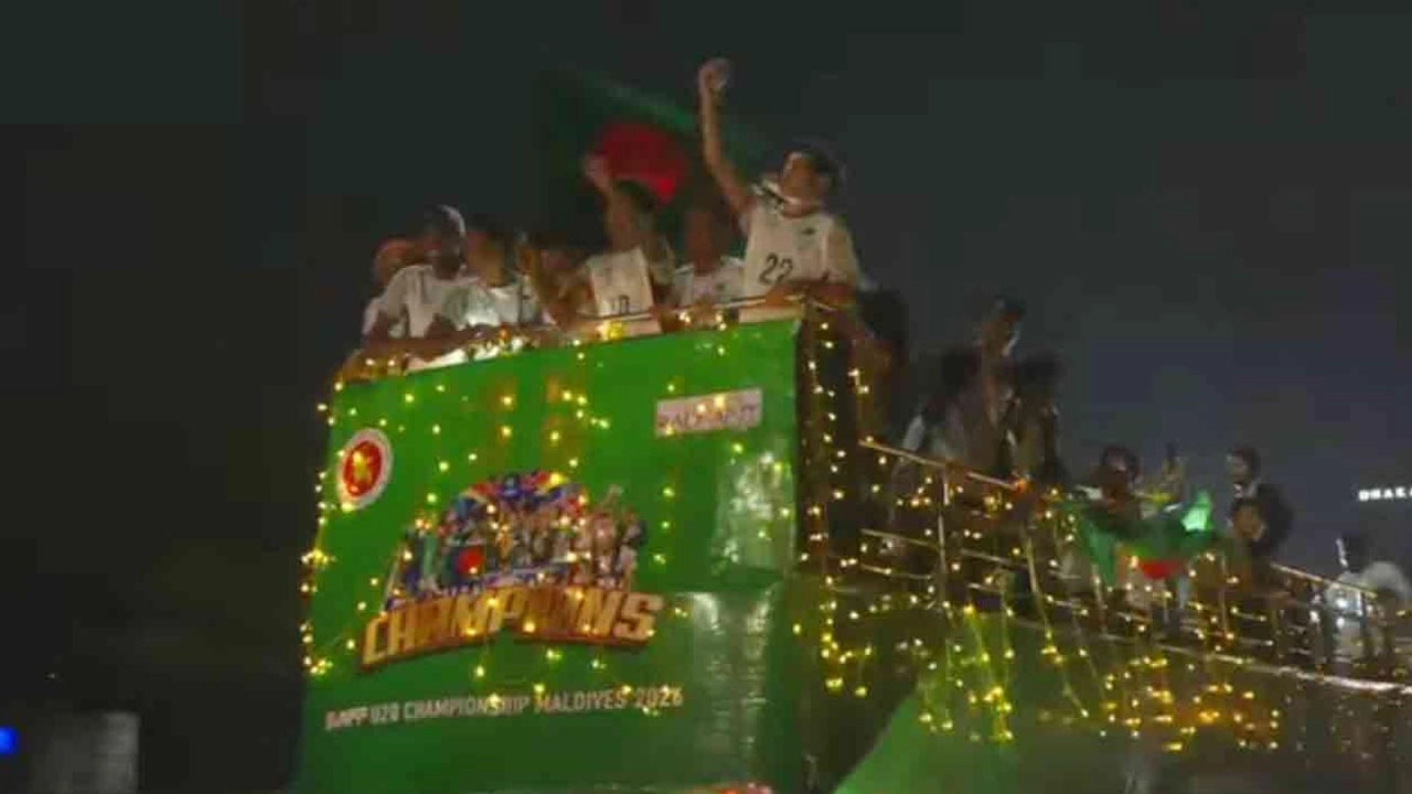 প্রথমবার ছাদখোলা বাসে ছেলেদের ফুটবল দল