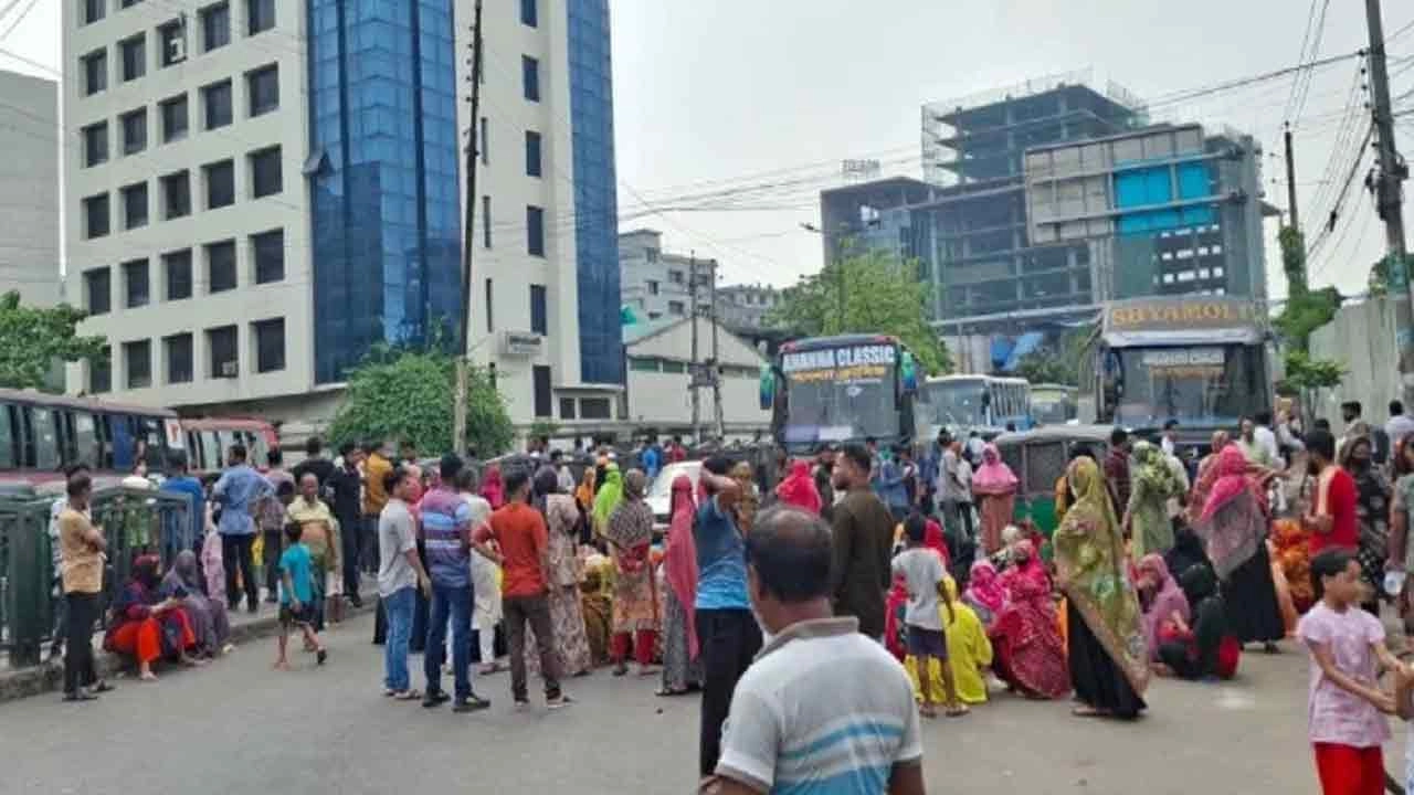 রাজধানীর তেজগাঁও লিংক রোড অবরোধ করেছে পোশাককর্মীরা