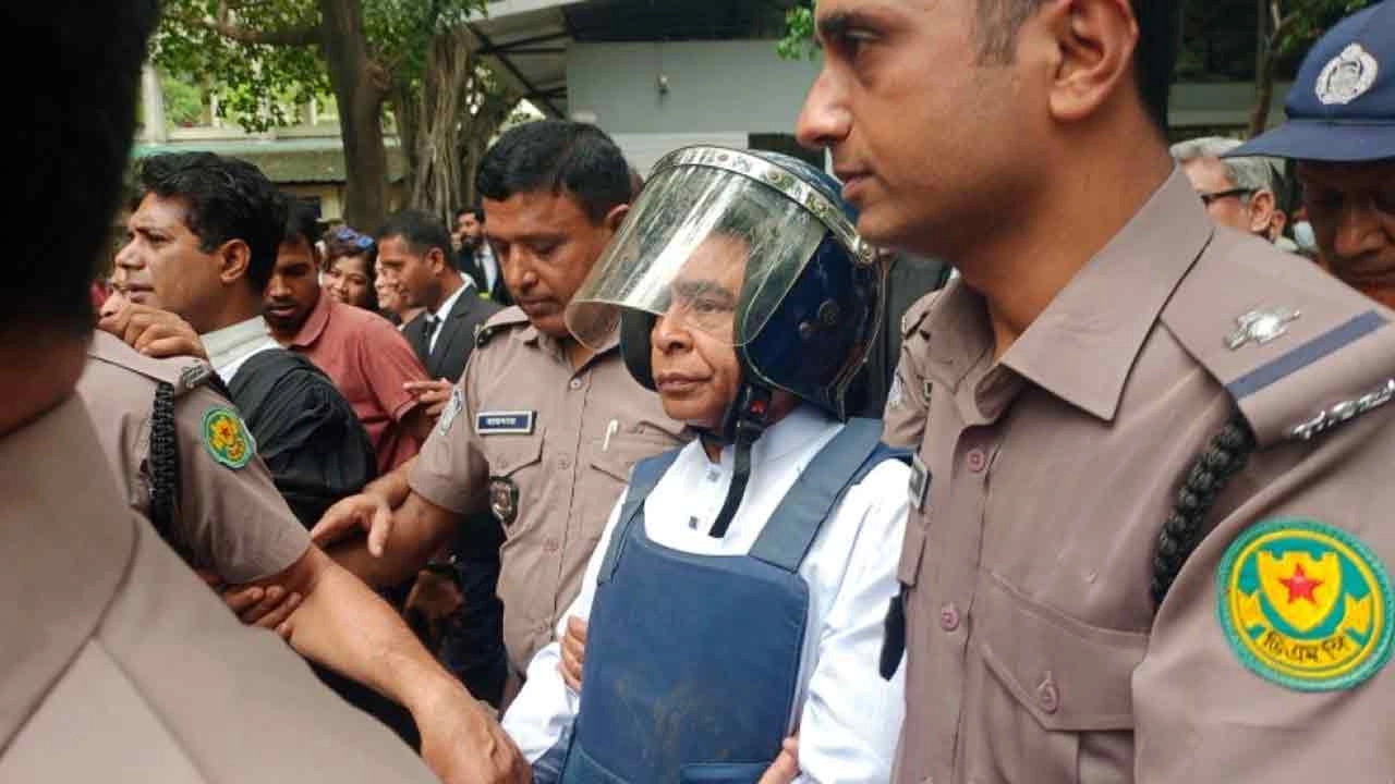 আদালত চত্বরে বিএম মোজাম্মেল হক