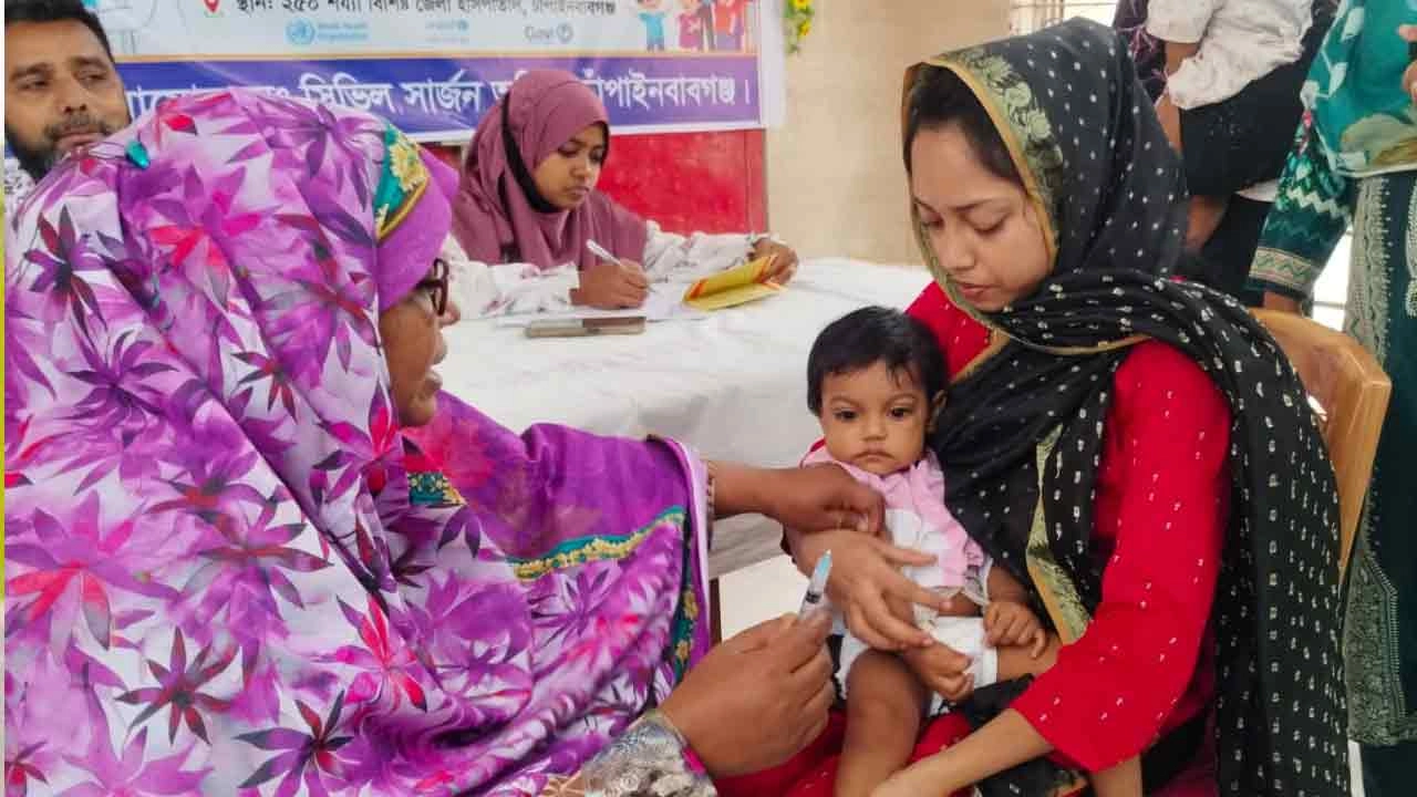 চাঁপাইনবাবগঞ্জের তিন উপজেলায় হাম-রুবেলার বিশেষ টিকাদান কর্মসূচি শুরু