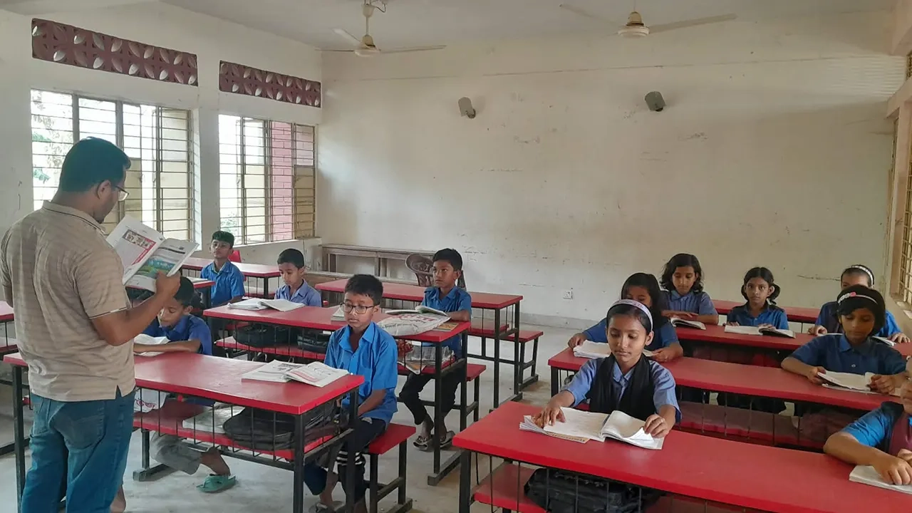 ক্লাসে মনোযোগী শিক্ষার্থীরা