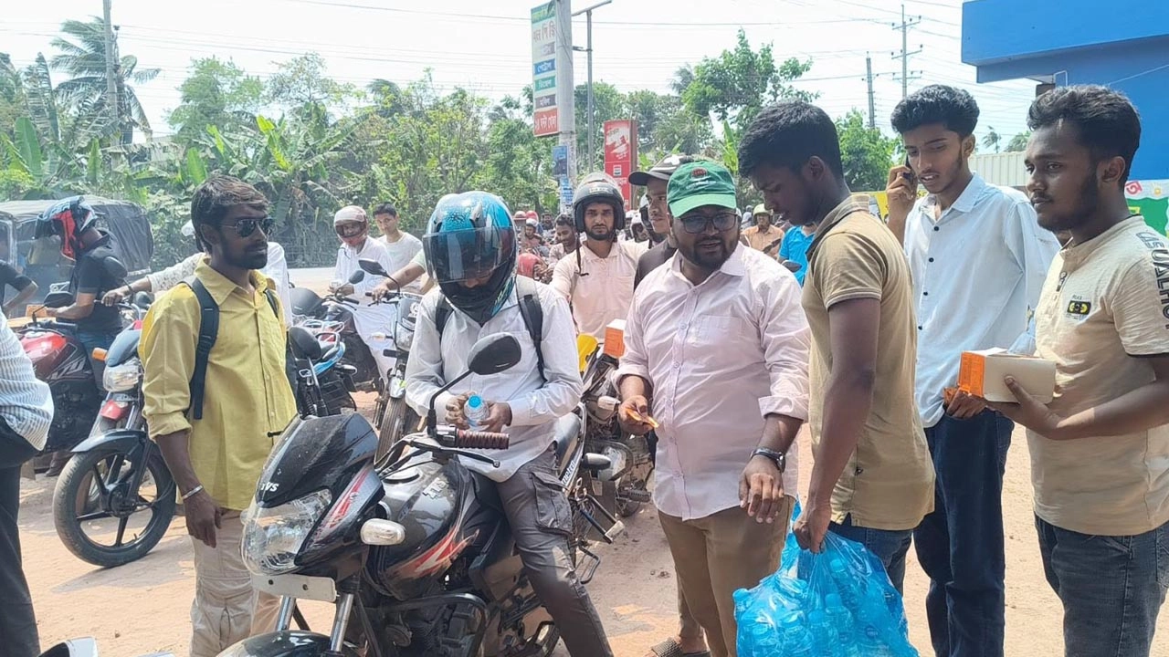 মোটরসাইকেল চালকদের মাঝে পানি ও স্যালাইন বিতরণ করেন জেলা ছাত্রদলের নেতাকর্মীরা।