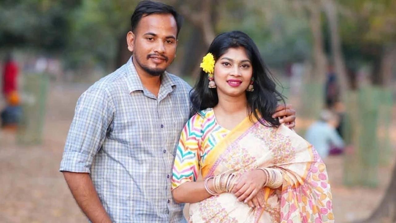 বিশ্বজিৎ পাত্র ও তার স্ত্রী অনুশীলা বাড়ৈ।