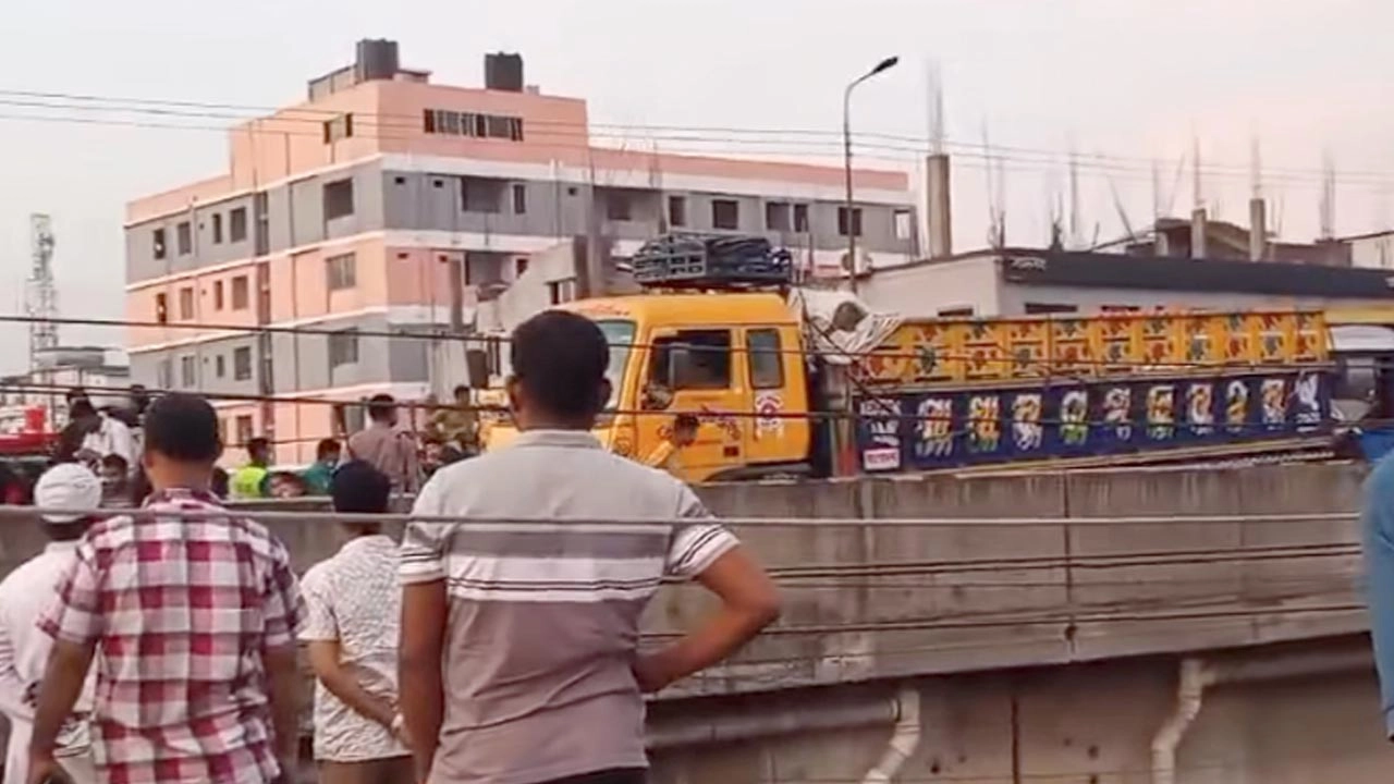 দুর্ঘটনাকবলিত বাস-ট্রাক দেখতে স্থানীয়দের ভিড়।