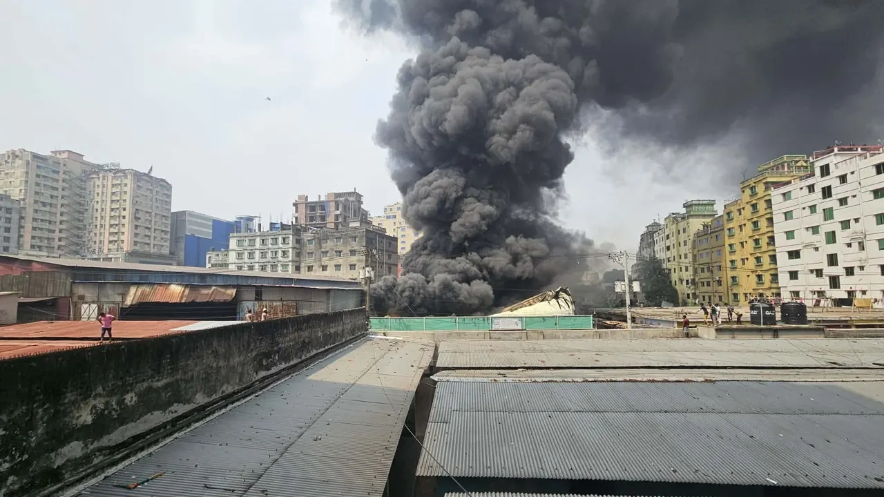 কেরানীগঞ্জে গ্যাস লাইট কারখানায় অগ্নিকাণ্ড