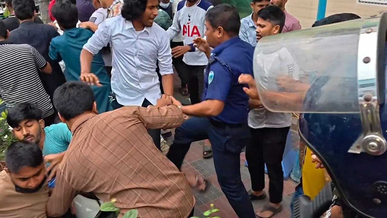 লক্ষ্মীপুরে বৈষম্যবিরোধী ছাত্রদের সাথে পুলিশের হাতাহাতি