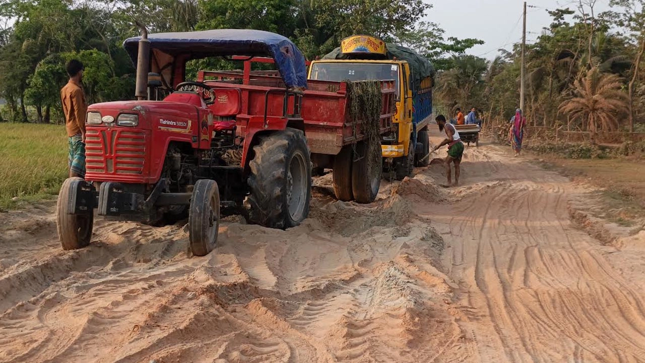 এক বছরেও শেষ হয়নি সড়ক সংস্কার