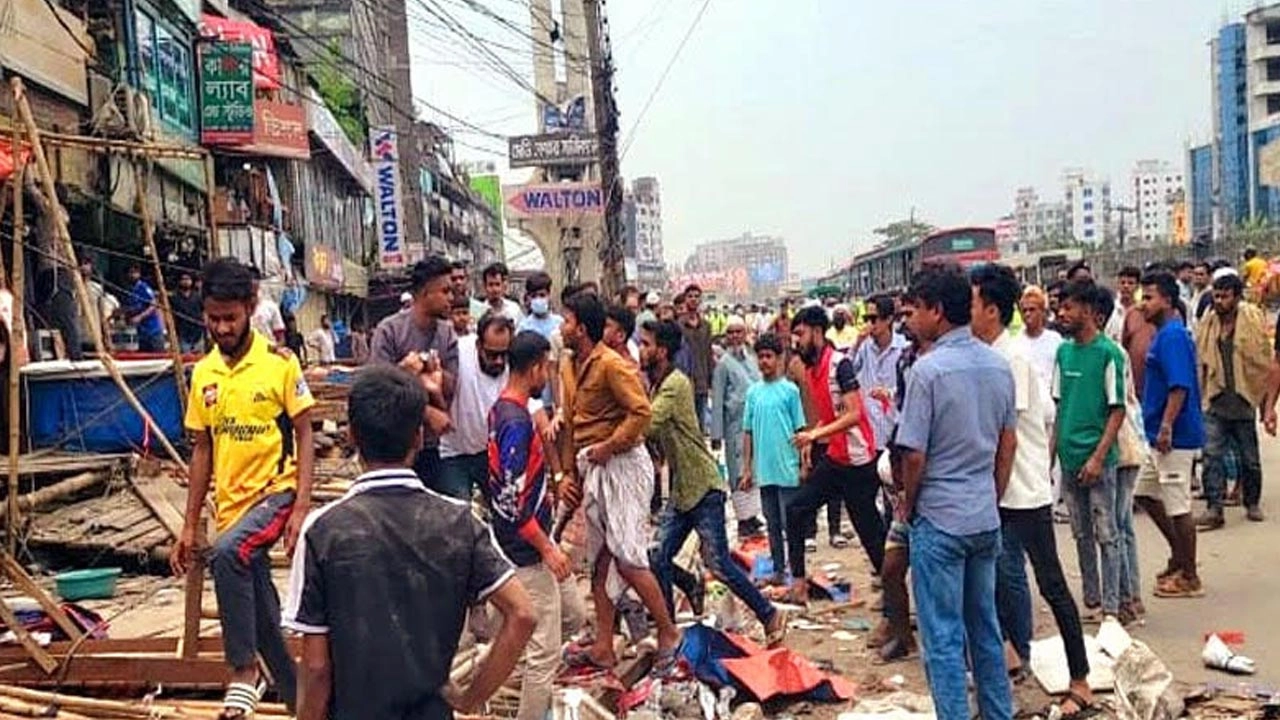 অবৈধ স্থাপনা উচ্ছেদকে কেন্দ্র করে যুবদল ও ছাত্রদলের মধ্যে মারামারির ঘটনা ঘটেছে। 