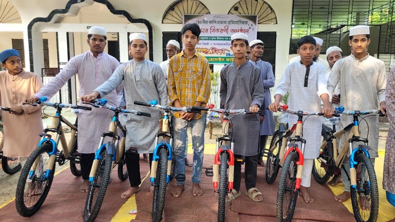 জামাতে নামাজ পড়ে সাইকেল পুরস্কার পেল ৭ কিশোর  ​