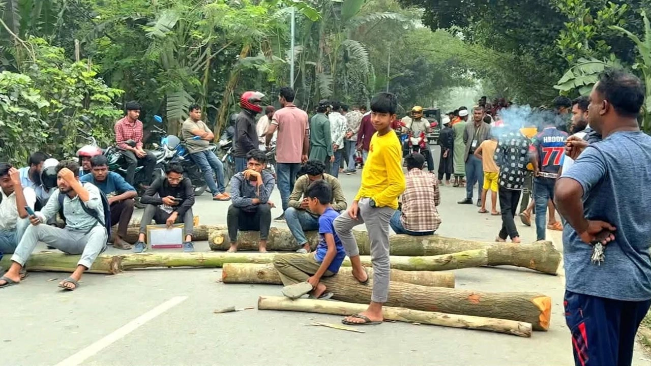 জ্বালানি তেল না পেয়ে সড়ক অবরোধ, যান চলাচল বন্ধ