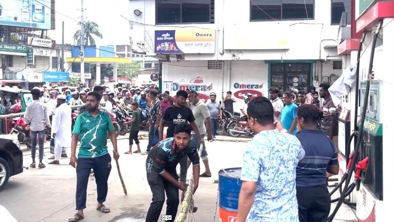 কুষ্টিয়ায় ফিলিং স্টেশনে তেল নিতে বাইকারদের দীর্ঘ লাইনকে কেন্দ্র করে স্থানীয় ব্যবসায়ী ও পাম্প কর্মচারীদের মধ্যে উত্তেজনা
