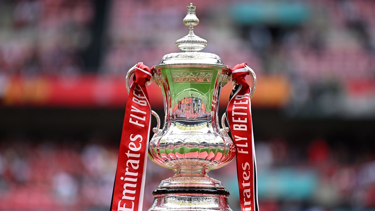 এফএ কাপ ট্রফি ।। ছবি: সংগৃহীত