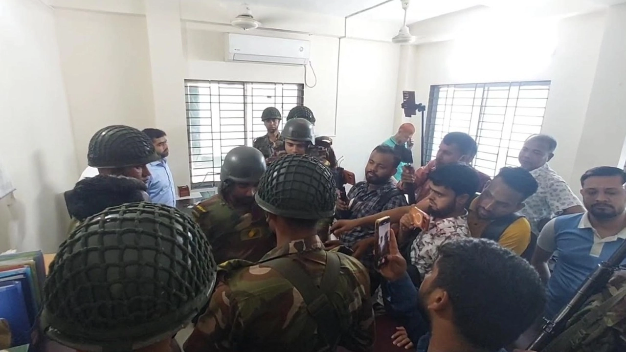 গাজীপুরে পাইকারি পর্যায়ে এলপিজি গ্যাস সিলিন্ডার নির্ধারিত দামের চেয়ে বেশি দামে বিক্রির অভিযোগে অভিযান চালিয়েছে সেনাবাহিনী।