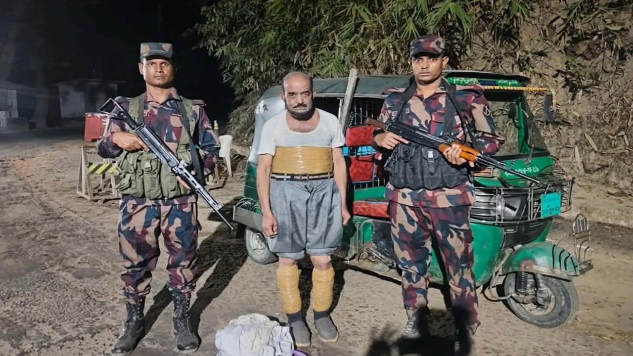 নাইক্ষ্যংছড়িতে পেটে ও পায়ে বেঁধে গাঁজা পাচার