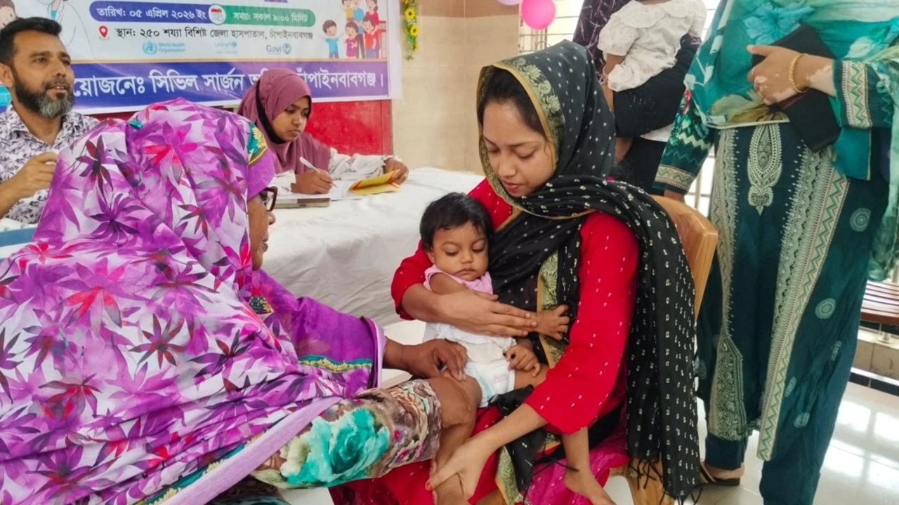 চাঁপাইনবাবগঞ্জে শিশুদের হামের টিকা দেয়া হচ্ছে