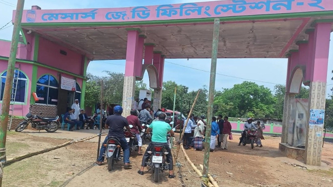 পীরগঞ্জে ফুয়েল কার্ড চালু হতেই বদলে গেছে ফিলিং স্টেশনের চিত্র