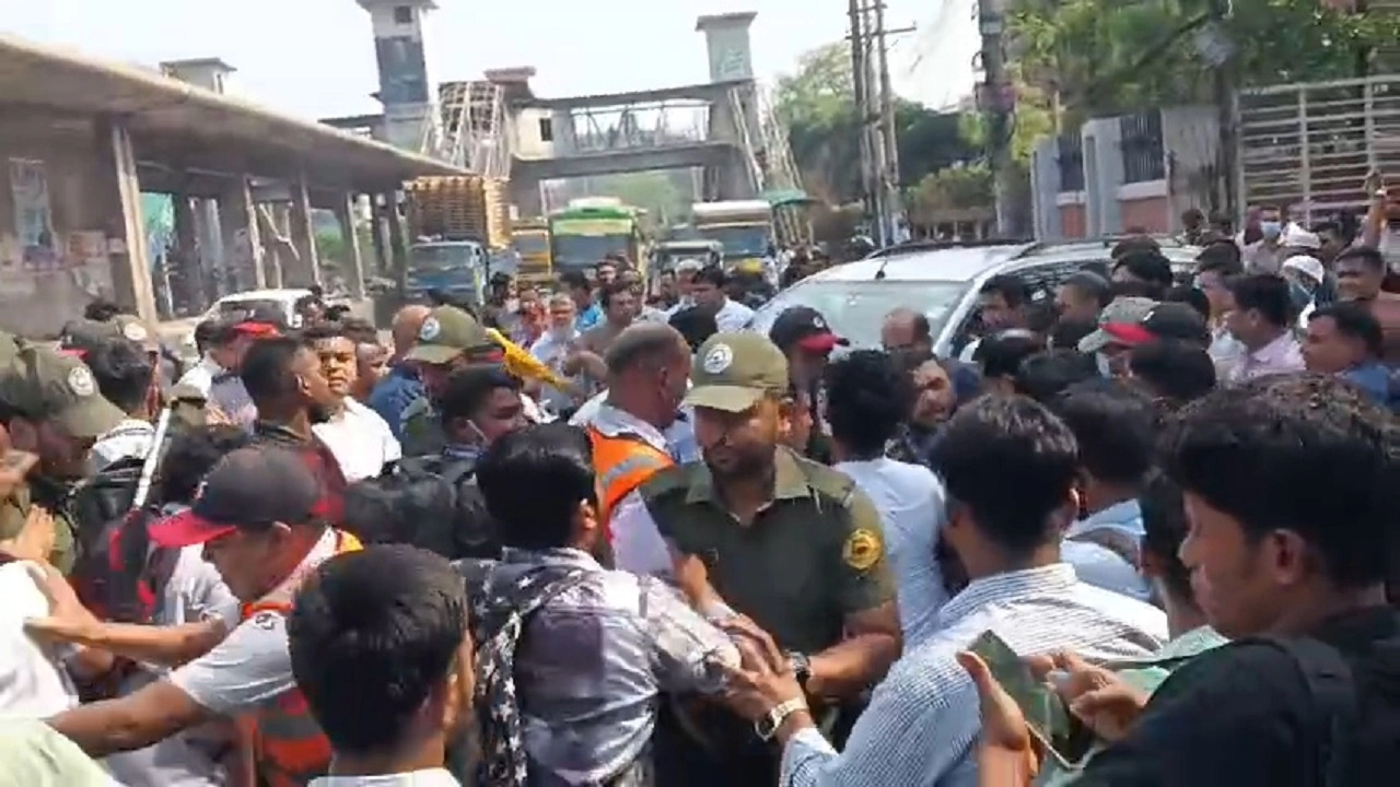 জাতীয় বিশ্ববিদ্যালয়ে খাতা মূল্যায়ন নিয়ে শিক্ষার্থীদের বিক্ষোভ, সংঘর্ষ