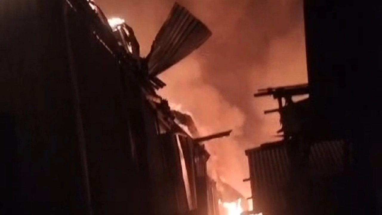 গাজীপুরের টঙ্গীতে মিলগেট বস্তিতে ভয়াবহ অগ্নিকাণ্ড