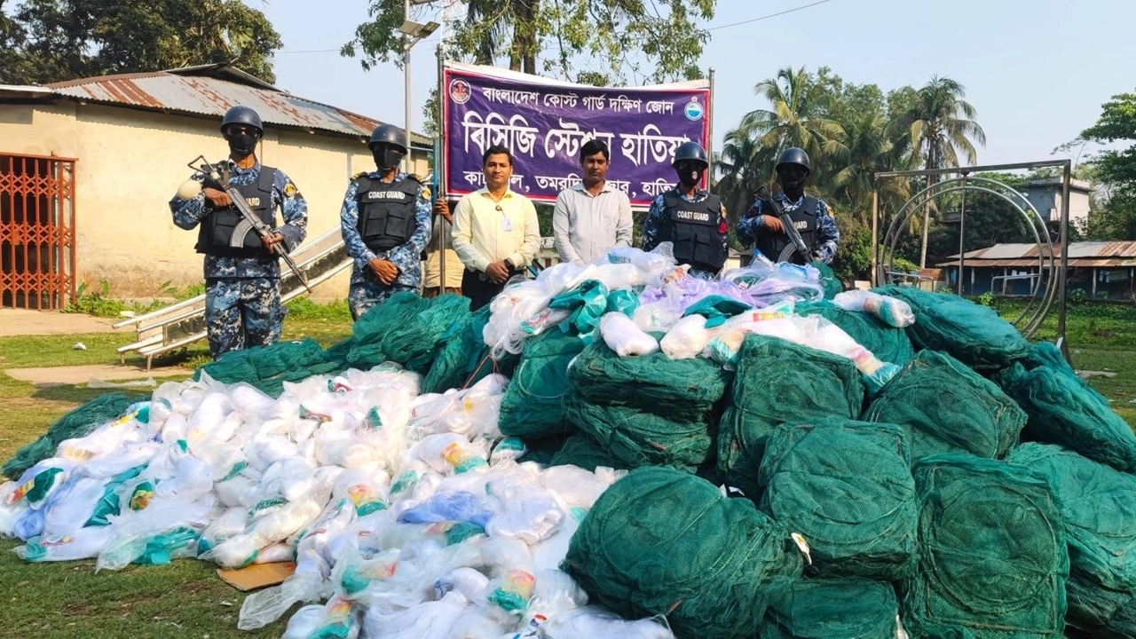 জব্দ করা অবৈধ জাল ও নিষিদ্ধ পলিথিন