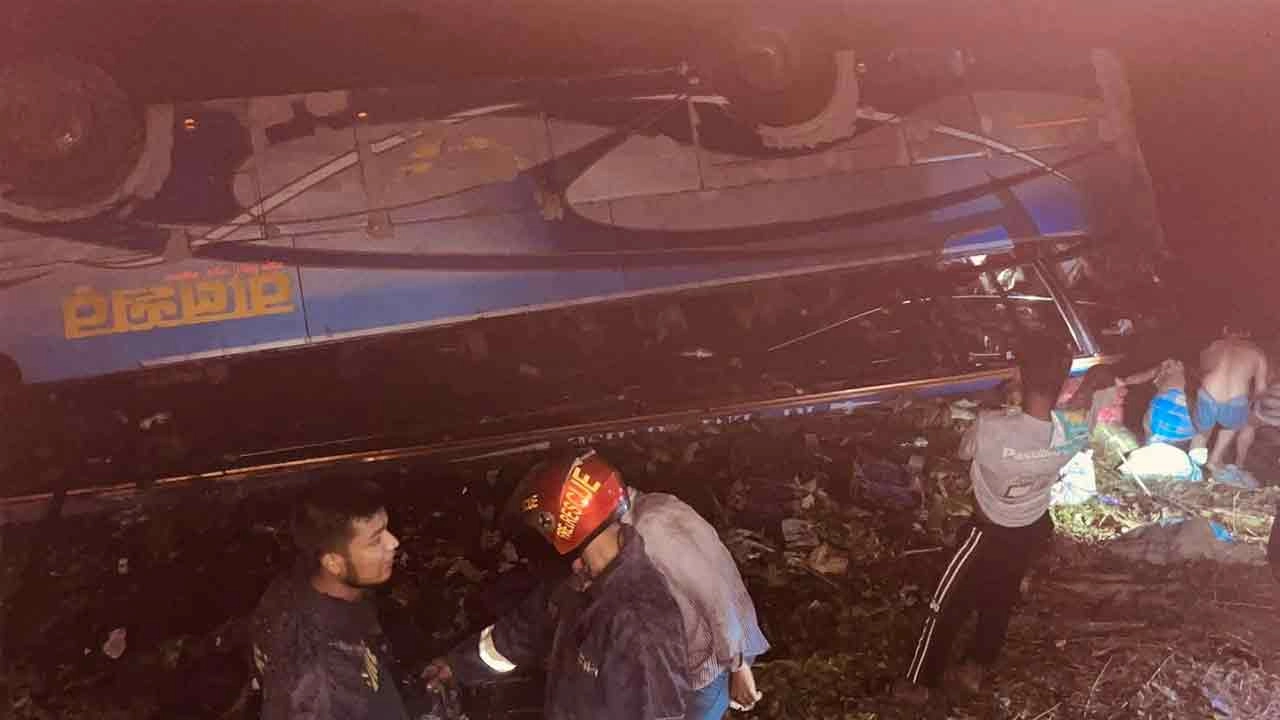 দাউদকান্দিতে ঝড়বৃষ্টির মধ্যে যাত্রীবাহী বাস সড়কের পাশের জলাশয়ে পড়ে যায়