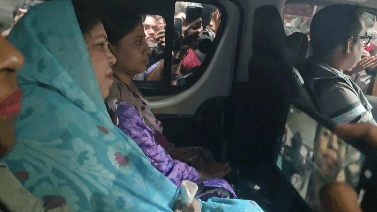 আদালতের পথে সাবেক স্পিকার ড. শিরীন শারমিন চৌধুরী