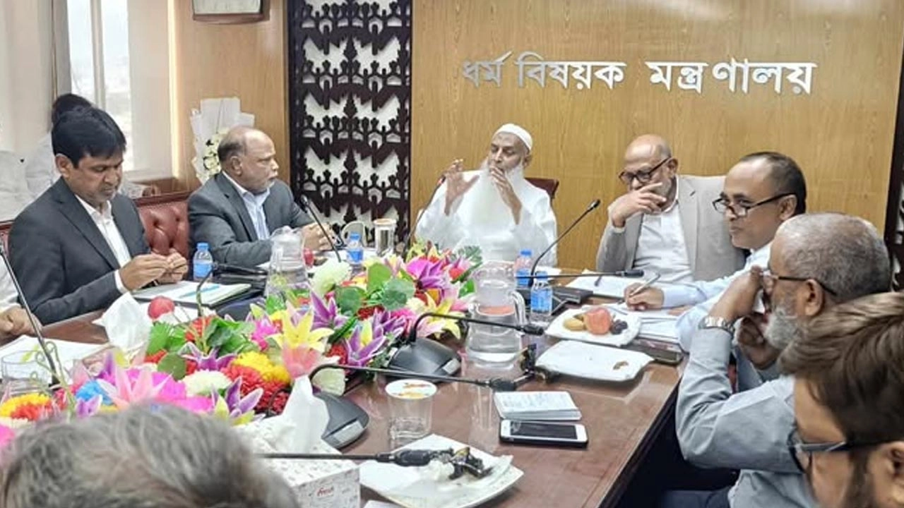 সচিবালয়ে ধর্ম বিষয়ক মন্ত্রণালয়ের সম্মেলন কক্ষে এক মতবিনিময় সভায় ধর্মমন্ত্রী।