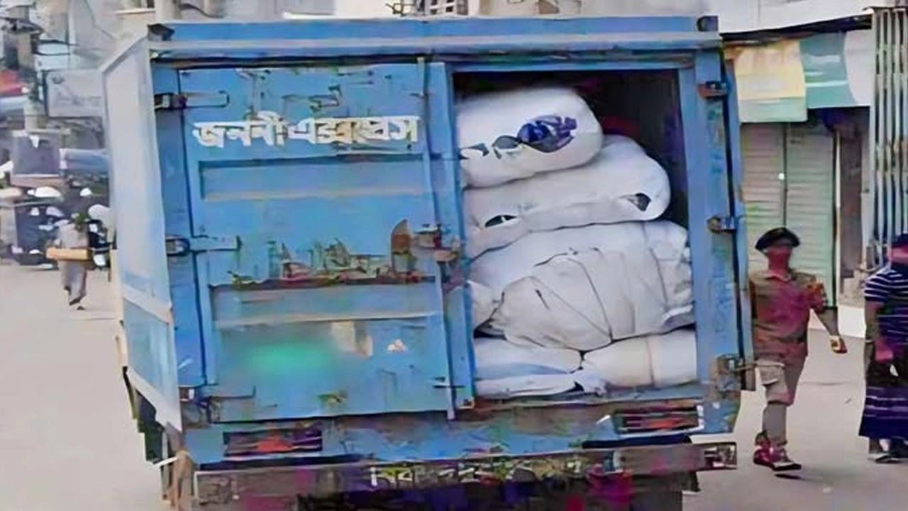 ‘জননী এক্সপ্রেস’ পার্সেল সার্ভিসের গাড়ি